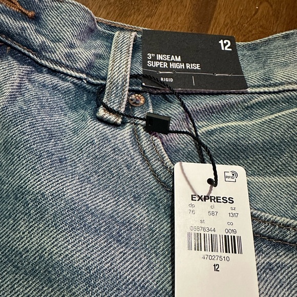 NWT Express Super High Waisted Medium Wash Raw Hem Jean Shorts - Size 12 - Picture 4 of 4